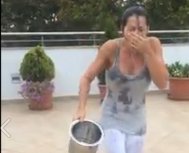 Nadia Comăneci şi fiul său au acceptat provocarea Ice Bucket. Vezi pe cine a nominalizat fosta campioană olimpică (video)         