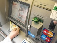 Băncile ar putea afişa comisioanele pe ecranele bancomatelor 