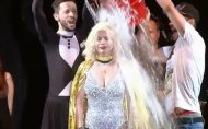 Nu una, ci două găleți Loredana a dat curs provocării Ice Bucket chiar pe scenă (video)