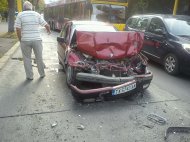 UPDATE Foto exclusiv BMW intrat în autobuz RATC, la intersecţia bulevardelor Ferdinand şi 1 Decembrie 