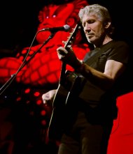 Celebrul basist Roger Waters, de la Pink Floyd, împlineşte 71 de ani. Ascultă aici The Wall (video) 