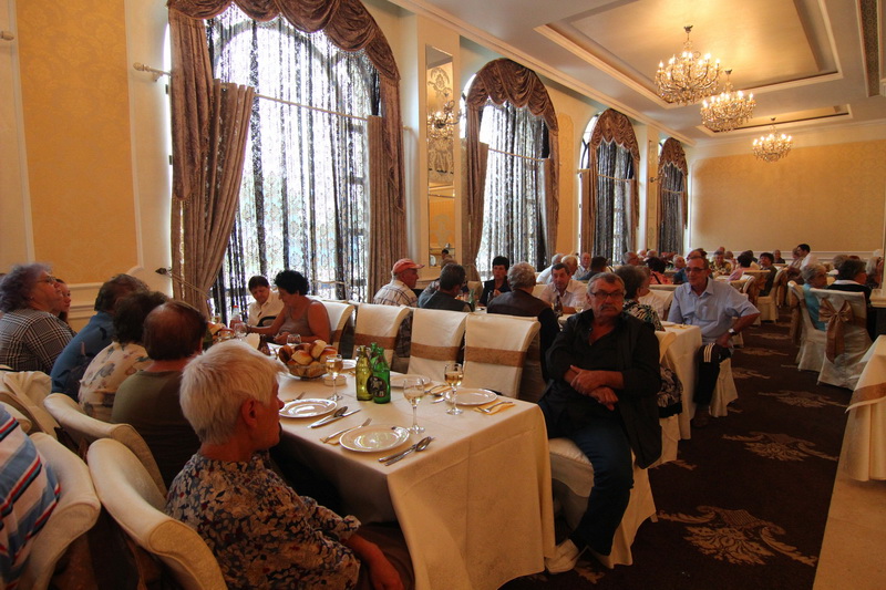 gest de caritate la solicitarea lui mazare pensionarii din constanta primesc o masa calda galerie foto