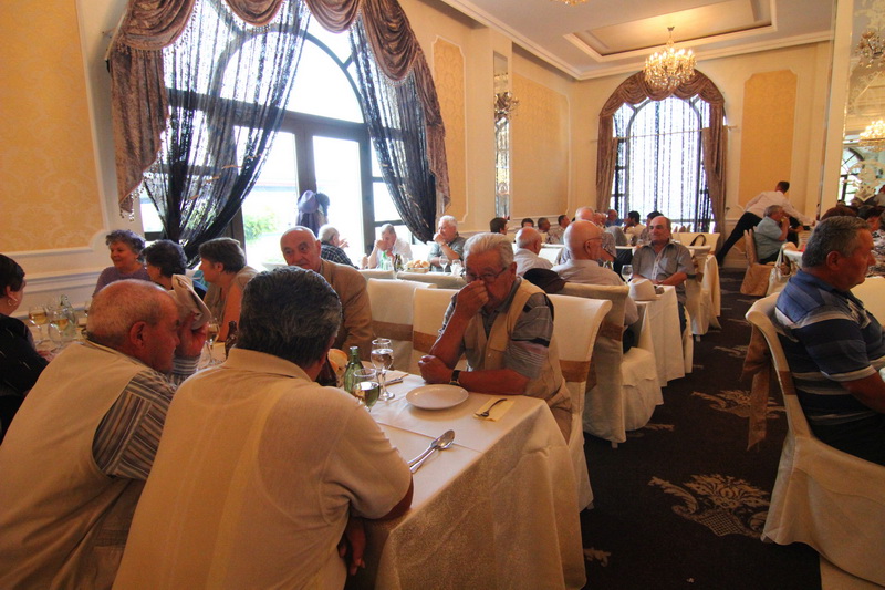 gest de caritate la solicitarea lui mazare pensionarii din constanta primesc o masa calda galerie foto