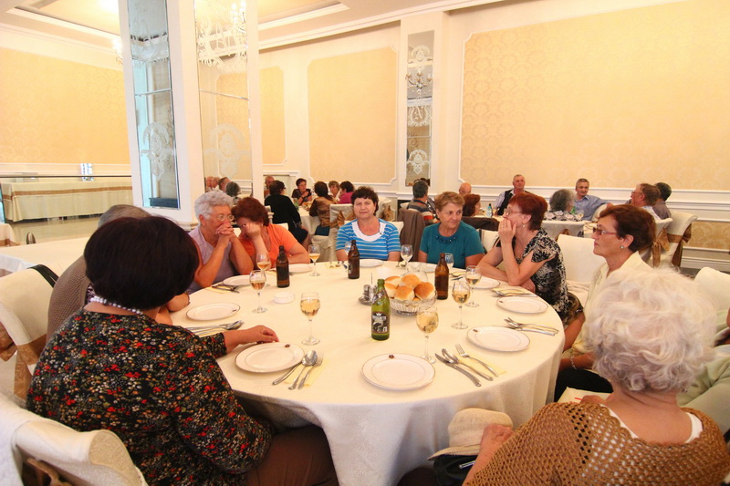 gest de caritate la solicitarea lui mazare pensionarii din constanta primesc o masa calda galerie foto