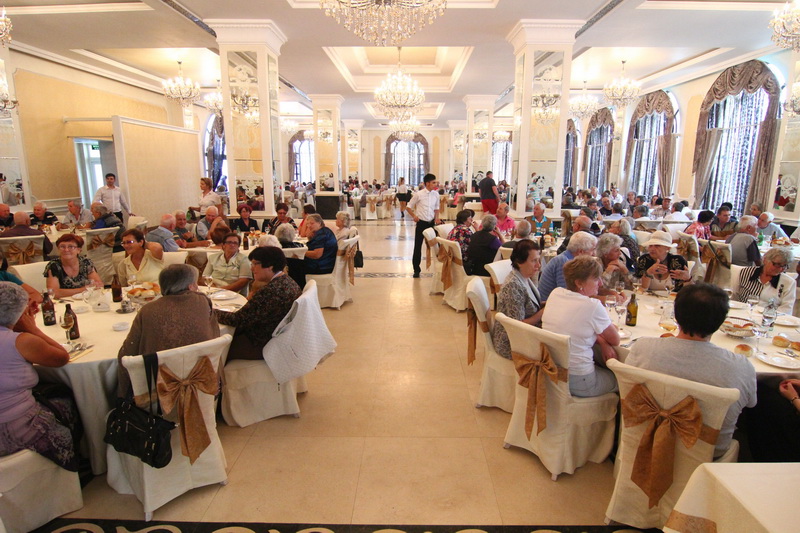 gest de caritate la solicitarea lui mazare pensionarii din constanta primesc o masa calda galerie foto