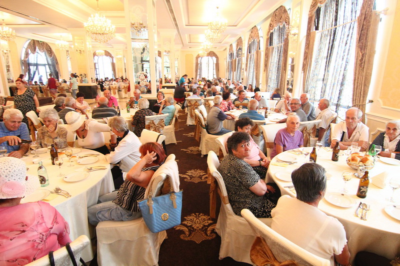 gest de caritate la solicitarea lui mazare pensionarii din constanta primesc o masa calda galerie foto
