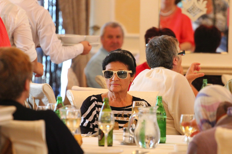 gest de caritate la solicitarea lui mazare pensionarii din constanta primesc o masa calda galerie foto