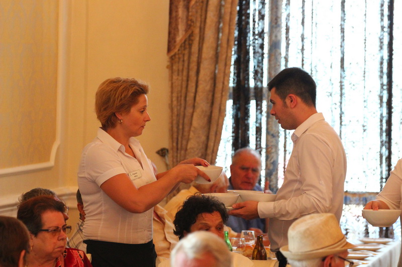 gest de caritate la solicitarea lui mazare pensionarii din constanta primesc o masa calda galerie foto