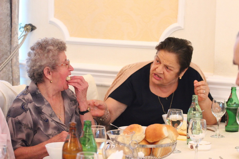 gest de caritate la solicitarea lui mazare pensionarii din constanta primesc o masa calda galerie foto