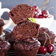 ecuisine.ro Briose cu ciocolata si cirese 