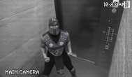 Funny video Te urci în lift și... atenție!