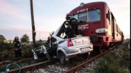 Un tren a lovit un autoturism. Opt persoane rănite, printre care şase copii       