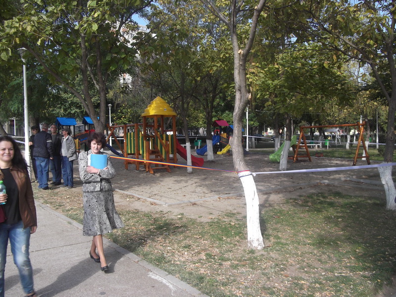locuri de joaca alei piste pentru biciclisti fantani arteziene parc modern de 2 6 milioane de lei inaugurat