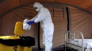 Ebola, la graniţele României Peste 700 de persoane posibil infectate  