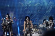 Din istoria muzicii rock Se împlinesc 40 de ani de când KISS a lansat albumul cu numărul doi Hotter Than Hell (video)