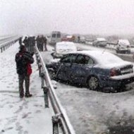 UPDATE. Din cauza vântului și a zăpezii Zeci de mașini răsturnate pe Autostrada Soarelui, între Lehliu și Drajna             