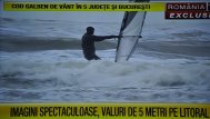 Surferii au profitat de valurile imense de 5 metri Imagini spectaculoase la malul mării (galerie foto) 