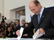 Traian Băsescu, aclamat de simpatizanţi în faţa secţiei de votare