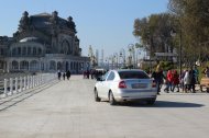 Pe faleza Cazinoului din Constanţa, printre pietoni a fost şi o maşină