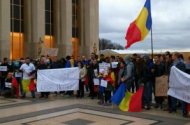 UPDATE - Românii au ţinut un moment de reculegere pentru eroii Revoluţiei “Diaspora pariziană iese iar în stradă\