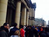 Foto exclusiv Sute de români aşteaptă la coadă ore în şir, la Birmingham, ca să voteze (galerie foto) 