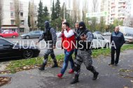 UPDATE. FOTO EXCLUSIV. Percheziţii în Constanţa  O persoană a fost ridicată de mascaţi       