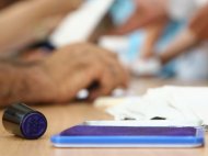 Peste 225.000 de tineri de 18 ani şi peste 2.600 de centenari sunt aşteptaţi la urne mâine