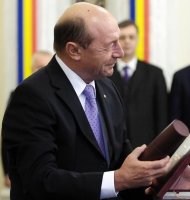 Traian Băsescu a decorat foşti, actuali consilieri prezidenţiali şi angajaţi ai Administraţiei Prezidenţiale