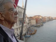 Un cunoscut scriitor grec a fost găsit fără suflare în casa sa. Acesta ar fi fost asasinat