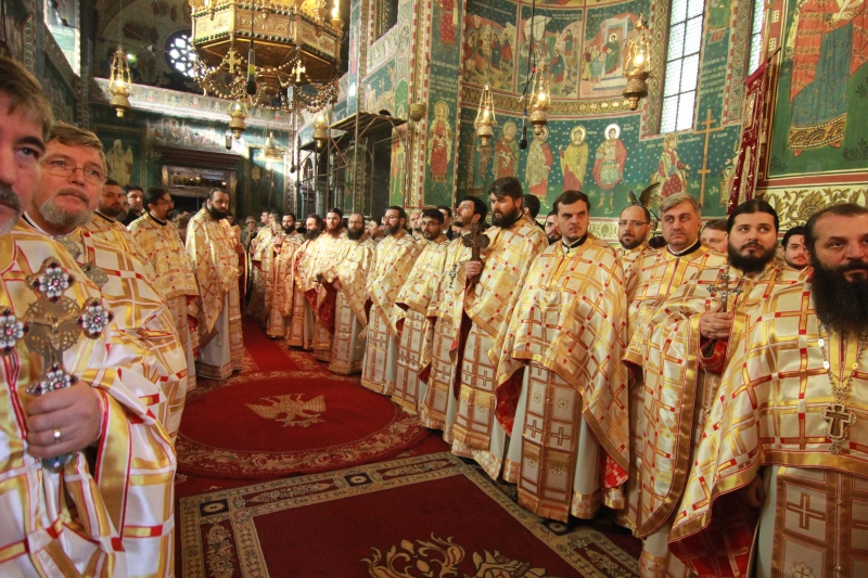 fotoreportaj zeci de preoti si enoriasi i au urat azi viata lunga arhiepiscopului tomisului 524646