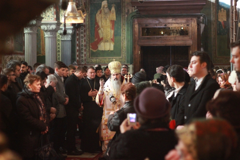 fotoreportaj zeci de preoti si enoriasi i au urat azi viata lunga arhiepiscopului tomisului 524646