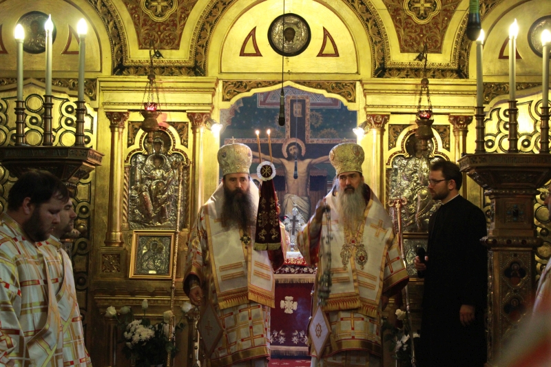 fotoreportaj zeci de preoti si enoriasi i au urat azi viata lunga arhiepiscopului tomisului 524646