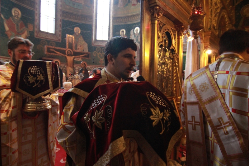 fotoreportaj zeci de preoti si enoriasi i au urat azi viata lunga arhiepiscopului tomisului 524646