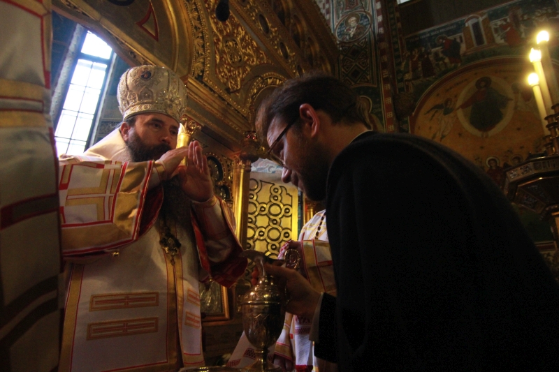 fotoreportaj zeci de preoti si enoriasi i au urat azi viata lunga arhiepiscopului tomisului 524646