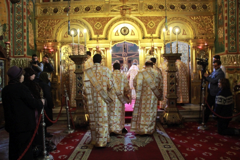 fotoreportaj zeci de preoti si enoriasi i au urat azi viata lunga arhiepiscopului tomisului 524646
