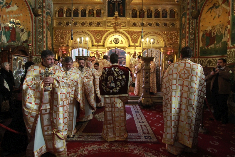 fotoreportaj zeci de preoti si enoriasi i au urat azi viata lunga arhiepiscopului tomisului 524646