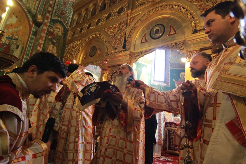 fotoreportaj zeci de preoti si enoriasi i au urat azi viata lunga arhiepiscopului tomisului 524646