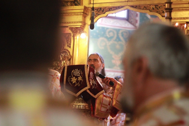 fotoreportaj zeci de preoti si enoriasi i au urat azi viata lunga arhiepiscopului tomisului 524646
