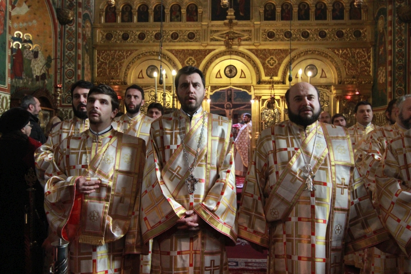 fotoreportaj zeci de preoti si enoriasi i au urat azi viata lunga arhiepiscopului tomisului 524646