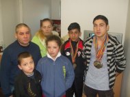 Opt necăjiţi înghesuiţi în patru cămăruţe. Trei copii sunt sportivi Sufletele chinuite ale familiei Marcu din Constanţa (galerie foto)