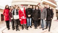 100 de familii din Viile Noi au primit cadouri Robert Boroianu, preşedintele PNL Constanţa, a fost ajutorul lui Moş Crăciun(galerie foto)
