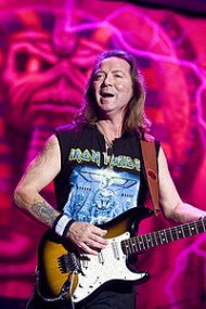 Pagini din istoria muzicii rock Chitaristul Dave Murray (Iron Maiden) împlinește 58 de ani (video)