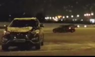 Amatori de senzaţii tari Drifturi pe zăpadă, în parcarea unui centru comercial din Constanţa (video)