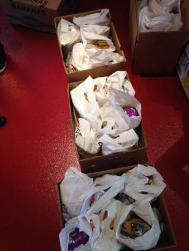 Fii om și donează! O campanie umanitară în sprijinul unor persoane nevoiașe din Băneasa (galerie foto)