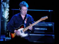 Pagini din istoria muzicii rock Andy Summers (The Police) împlinește 72 de ani. Cel mai bun chitarist al lumii în anul 2012 (video)