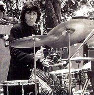 Pagini din istoria muzicii rock John Paul Densmore, bateristul trupei The Doors, împlinește 70 de ani (video)