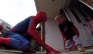 Funny video Cel mai frumos cadou, un tată a venit deghizat in Spiderman de ziua fiului său!!!