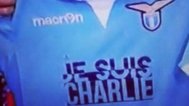 Jucătorii formaţiei Lazio Roma evoluează în meciul cu AS Roma cu tricouri pe care scrie „Je suis Charlie\