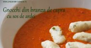 Preparate-culinare.ro Gnocchi din branza de capra in sos de ardei gras rosu