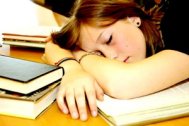 StudiuSomnul de proastă calitate în adolescenţă, un semn privind alcoolismul şi consumul de droguri